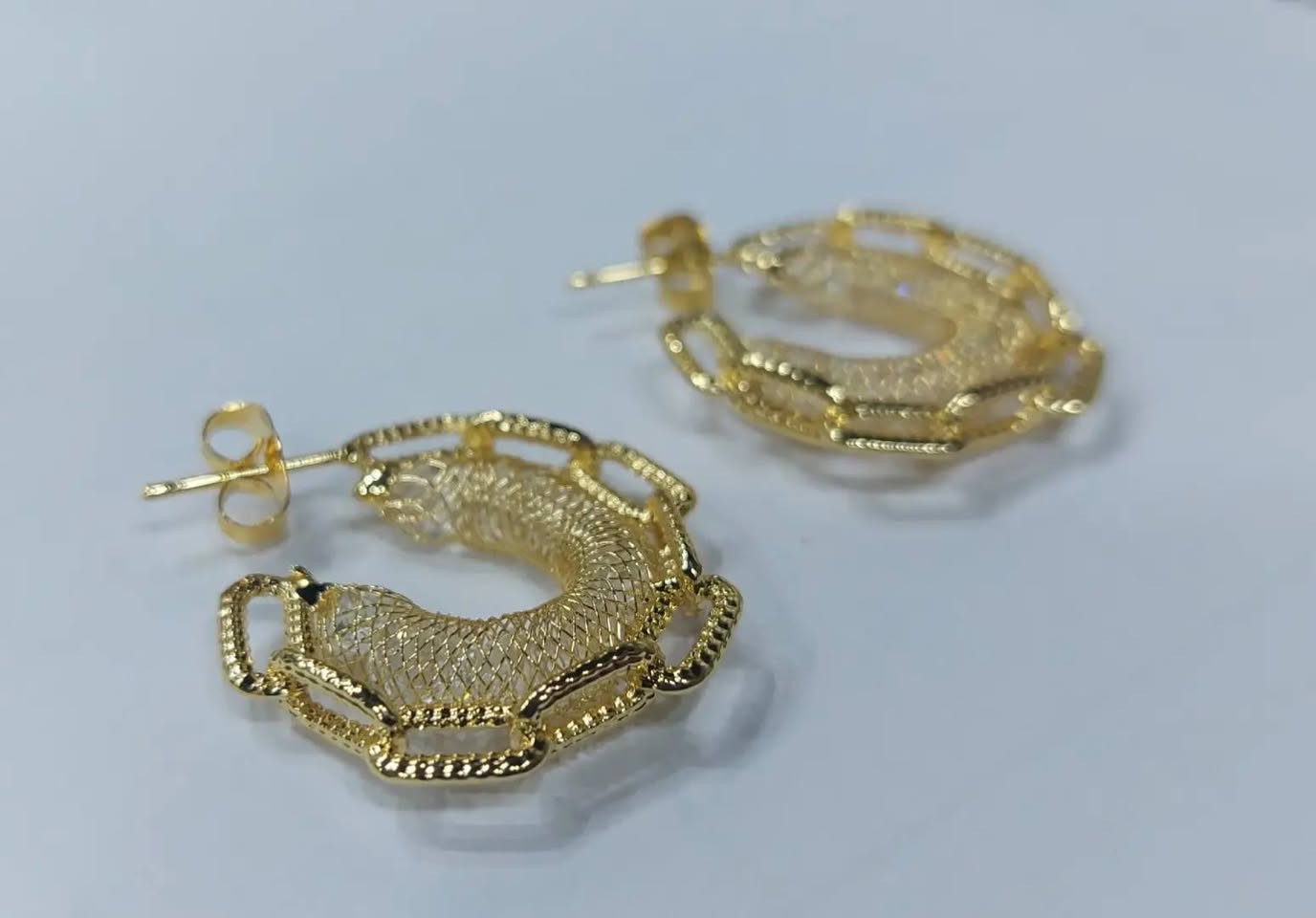 #ذهب_برازيلي ضمان طلاء
تراجي  تخريم اطار زنجيل طلاء ذهب ضمان سنتين 

تميزي بأنوثتك وارتدي هذا التصميم الذي تم صياغتة يدوياً ليناسب انوثتكِ
السعر ٨ الف فقط 

☎️ للحجز *********** واتس اب 

او مراسلة الصفحة مباشرةً
