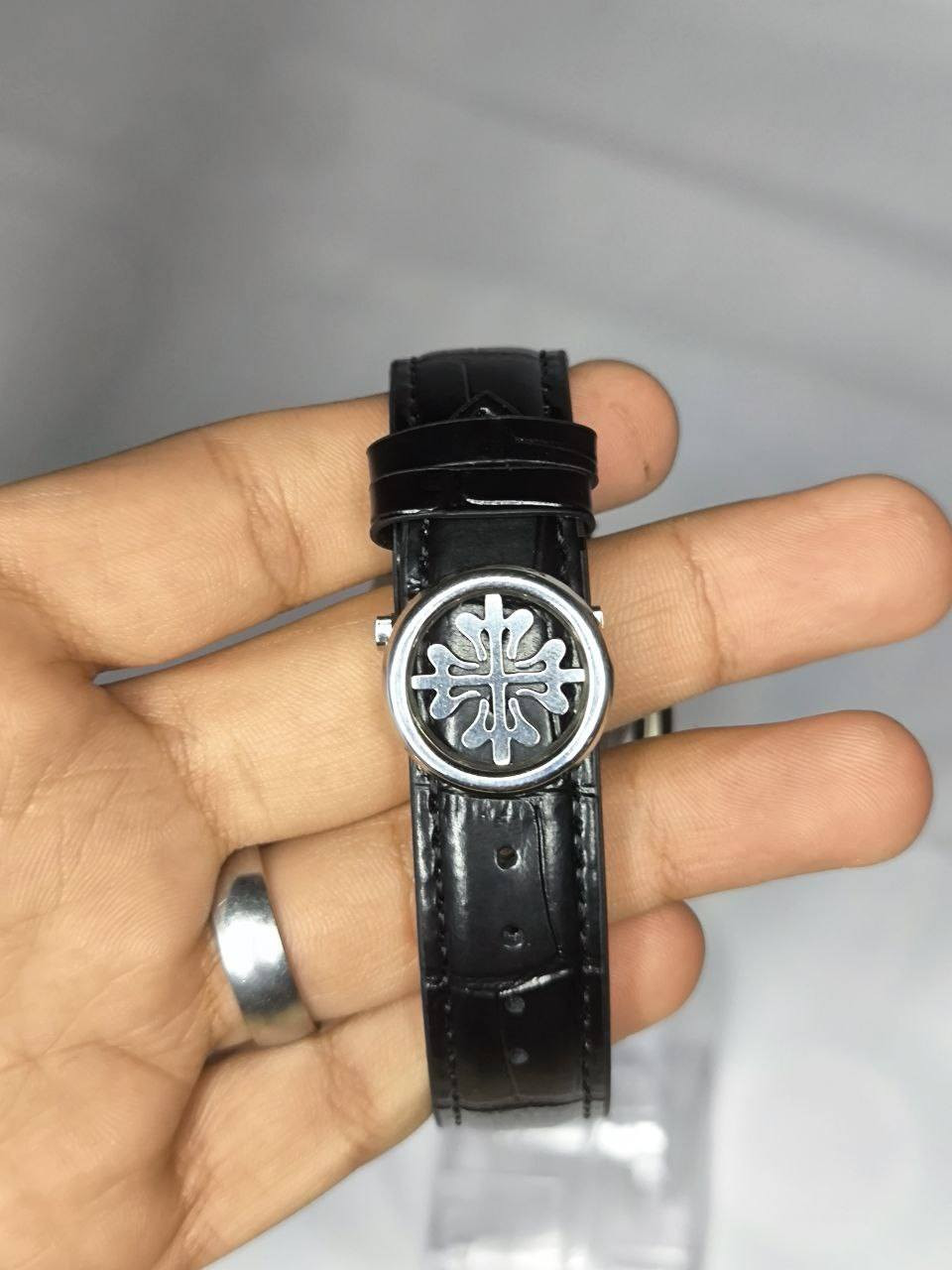 باتك فلبPatek Philippe
تحفه فنيه تتخطى مفهوم الوقت 
مكينة كوارتز ستوبوج (جميع السناتر شغالة)
الميناء فخم بدزاين عصري فول لامينوس ارقام واميال 
زجاج معدني مقاوم للخدش 
نظام شمسي قمري 
منفذ تاريخ شهري
الهيكل مصنوع من التيتانيوم 
مختمة من كل مكان
مقاومة ماء وغبار 
سير مصنوع من الجلد الطبيعي 
قفل فراشة اصلي

السعر :- 37 الف ع اول تم 
للحجز والاستفسار يرجى الاعتماد خاص


**إذا كنت صاحب هذا الإعلان وتريد حذفه لأي سبب، رجاءا أرسل رسالة إلى الدعم الفني**