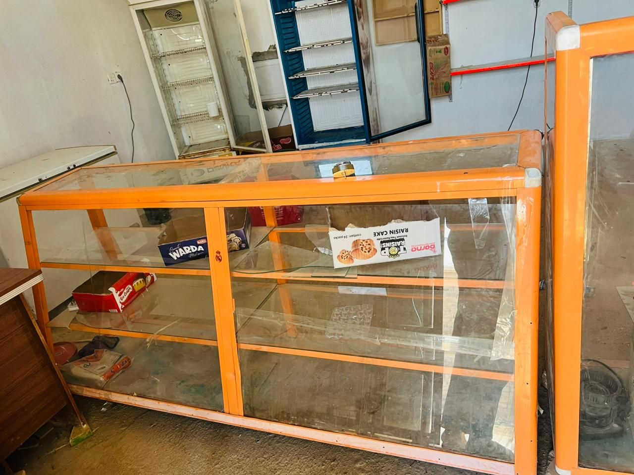 السلام عليكم 
غراض محل للبيع 
عارضة شغالة سعرها 250 
الميوز البرتقاليات سعرهن 150 
ارفوف كامل البيض والحمر سعرهن 125 
ميز مكتبي سعرو 100 
مكاني تل واعي 
***********
