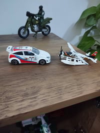 الجمال • طائرة • سيارة سبورت