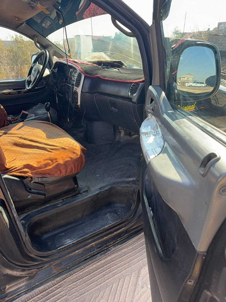 العنوان: هيونداي ستاريكس 2005 - نظيفة جداً للبيع
التفاصيل:
​الموديل: 2005.
​اللون: أسود ملكي.
​المحرك: ديزل (تيربو) - بحالة ممتازة.
​ناقل الحركة: عادي (كير عادي).
​الرقم: بصرة (ألماني ورقي).
​الداخلية: كراسي جلد الشركة (الأمامي فقط).
​حالة البدن: توجد ضربة خلفية خفيفة. (التحويل باسم المشتري) مع تصفير كامل للغرامات والضريبة.
​السعر: 60 ورقة (6,000 دولار) وبيه مجال بسيط للشراي.
​للتواصل والاستفسار: [***********]
