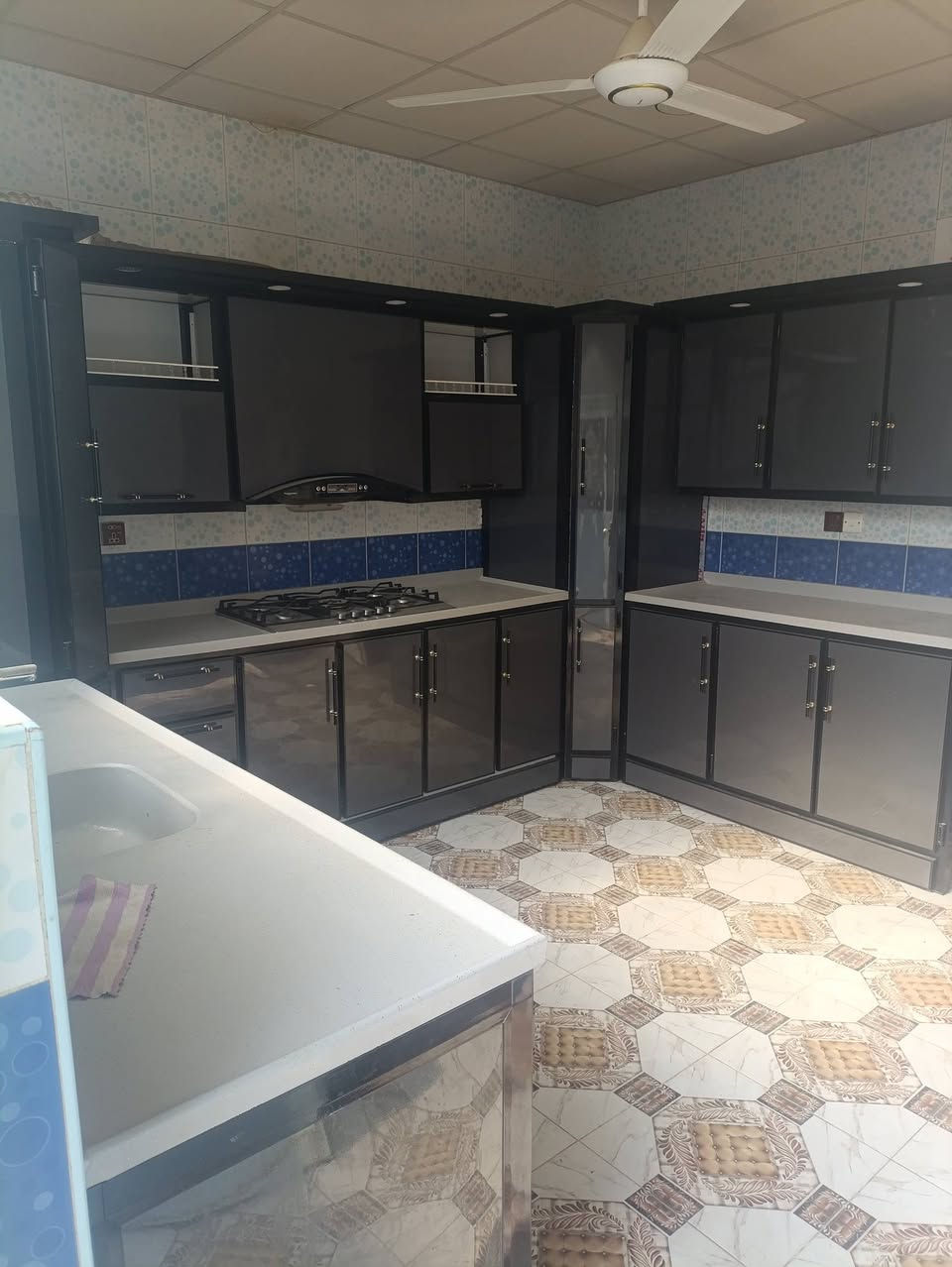 السلام عليكم بيت للأيجار طابقين مساحه 130 غرف نوم عدد3+استقبال+مطبخ+صاله+سطحين+3مجامع صحيه كامل كاونتر وطباخ وشافطه دهون كامل سخانات تانكيات موطورات بير بي البيت ومراوح جاهز من كلشي .الموقع.ضهر مدرسه ام الشهيد مباشرة مخدوم مي مجاري تبليط من كل النواحي.للاستفسار ***********
