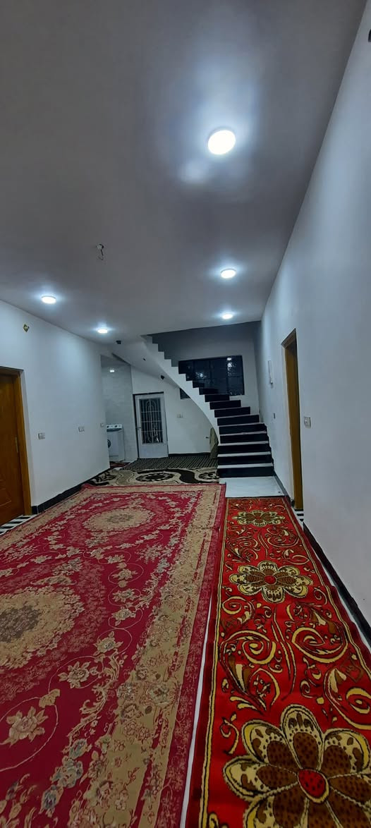 الدار للبيع حي الامين مقابيل جامع موسى الكاظم المساحة 315م بناء حديث يحتوي على غرفتين نوم وصاله ومطبخ واستقبال ومجموعه صحية داخليه وخارجيه مع حديقة وكراج السيارة للاستفسار اتصل على الرقم ***********
