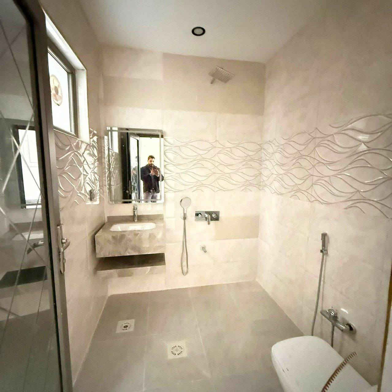 للبيع  دار  في تكريت - حي الاربعين يم التقاعد جديد وجامع الهدى بنص تكريت
- المساحة : 150م² واجهه 7 ونص
 •التفاصيل: 
 - 4 غرف نوم كبار
 - صالة  - استقبال 
 - مطبخ - 3 صحيات 
- السعر 157 مليون وقابل للتفاوض للشراي 

💸ملاحظة البيع  والشراء  مباشر مع صاحب العقار وجهًا لوجه

للتواصل: *********** - ***********
