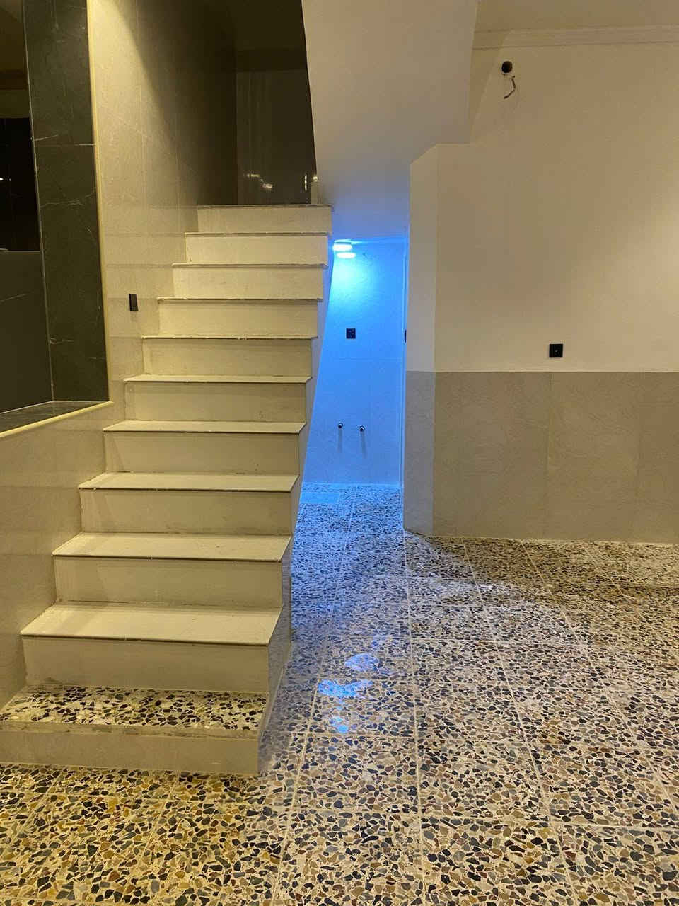 السلام عليكم بيت ٢٠٠م جديد صب كونكريت درجه اولى طابق واحد بالنداء منطقة ال ٥٣ قريب ع الشارع العام مطلوب للبلديه ٤٣ للبيع بتطلوعه مناسبه او مراوس بيت ١٠٠م مع فرق. للتواصل خاص او اتصال ***********
