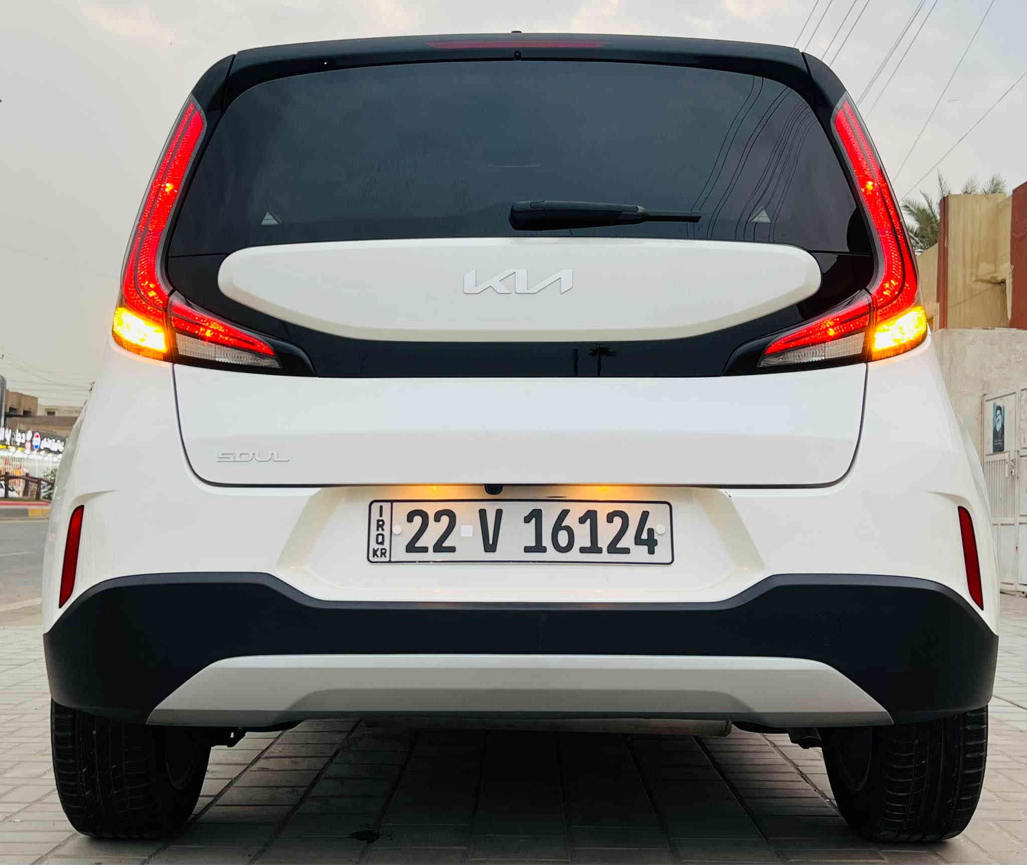 السلام عليكم ((للبيع فقط بدون مراوس))                
كيا سول ( موديل 2023 ) ( الشكل الجديد )
 ( بجم كبس ) ( بدون ايرباك ) ( لون ابيض )
رقم اربيل  ترقيم جديد هزه فحص كله جديد
بسم شركة معروفه وكاله او تحويل مضمون100‎%‎ 
هزة مال السيارة 100‎%‎ ( السيارة جديدة جدا )
ضرر السيارة جدا بصيط شخط بلبابين والجاملغ بجم كبس بدون اي دواخل بدون ايرباك
( ماشية 35 الف مشي امريكا فقط ) ترقيم جديد
( موصفات S )
رادار جانبي نقطه عمياء  
محرك 2000 دوش  
رادار امامي. تنبيه توقف ذاتي
تحديد مسار 
اطفاء ذاتي عند التوقف السيارة
ويل كب بلادي شركة
تيرات نكسن بلادية مال شركة
شكن USB خلفي
شاشة حجم كبير + خزن ميموري 
نضام car play لعرض الهاتف والخرائط
فول تحكم ستيرن كروس سرعة
3 وضعيات قيادة
شاشة جبيرة
صندوك بصمة 
دسكات خلفي امامي 
ارضيات الشركة + كتلوكات الشركة
سبير وعدة الشركة
السيارة على وضعية الشركة
سيرفس كامل دهن+ فلاتر السيارة كاملة مكملة
لسيارة جاهزة بدون اي نقص واي مصرف مابيها  
مكاني بغداد / شارع فلسطين
اي ستفسار هذه رقمي/ *********** وتساب بغداد
