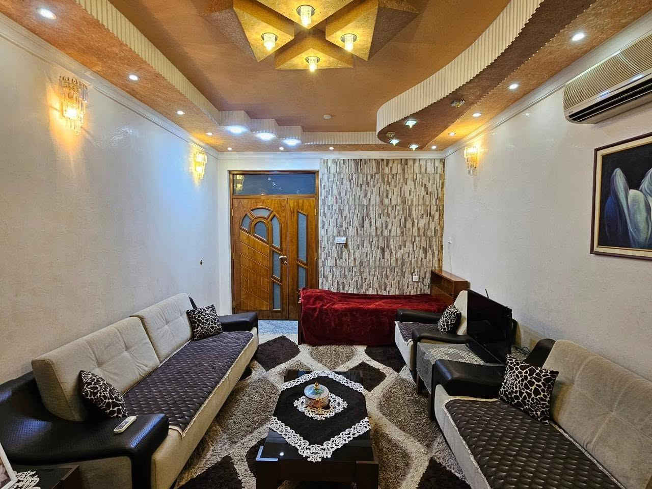 🏠 دار للبيع – طابو صرف

📐 المساحة: 170 م²
📏 الواجهة: 7.77 م
📏 النزال: 22 م

🧱 بناء حديث ونظيف جداً

🔹 الطابق الأول:

* مطبخ
* استقبال
* هول
* غرفة
* مجمع صحيات

🔹 الطابق الثاني:

* غرفتان
* هول
* مجمع صحيات

📍 الموقع: الجمعية – قرب مدرسة بوابة عشتار
🛣️ عرض الشارع: 15 متر

📩 للتفاصيل أكثر والتواصل:
📞 ***********
📞 ***********

🏢 زيارة المكتب:
حي الحسين – قرب مطعم نابو
أو الخسروية – مقابل ثانوية المتنبي

♻
