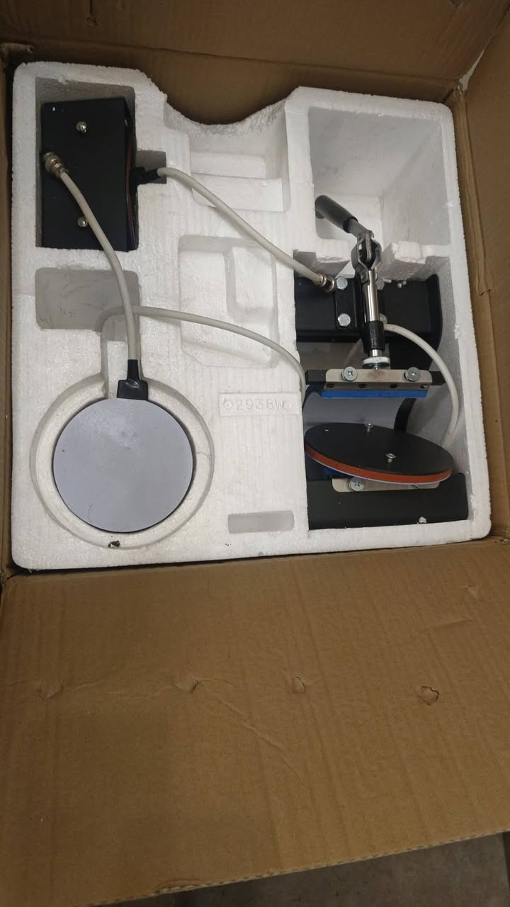 طابعه للبيع مع مكبس استخدام يوم واحد
مع ٢ علب ورق لطباعة التشيرتات
مع علبه حبر اضافيه 

***********
