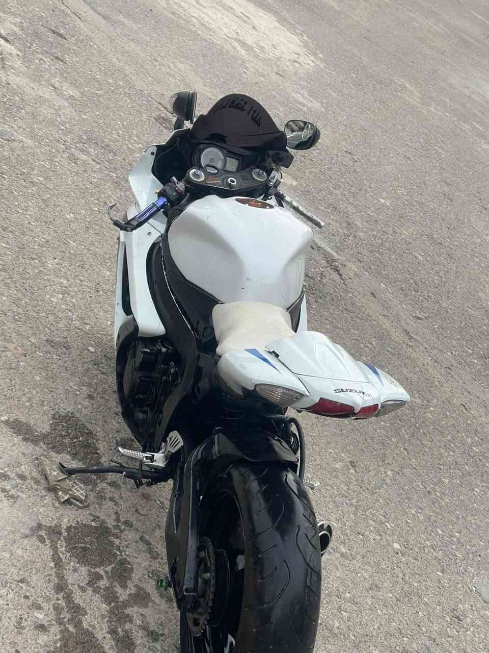 من رخصت لدمن
للبيع سوزكي  GSXR  جكسر   موديل 2011   مكينه  cc750    مكينه  مفتوحه  بس  شرط  ابيعك  الدراجه   كلها غراضها ستندر شركه بيها  اوراق گمرك  كامله  يعني  بس  ترقيم  ومثل ماموضح  بل صور دراجه حلوه  ونضيفه وعليها  منضومه  گزوز Brocks   كامله الدراجه  بيها  خلل  بل ضفيره  وشغلتها  سهله وبيها  اليده  مال سلف  عاطله  والباقي  مابي شي عليها  تاخم تاير جديد امامي خلفي 

عنواني  اربيل            للتواصل  فقط  واتساب 

***********         اخوان المو شراي  لا  يتعبني 

تحياتي للجميع 🤍

