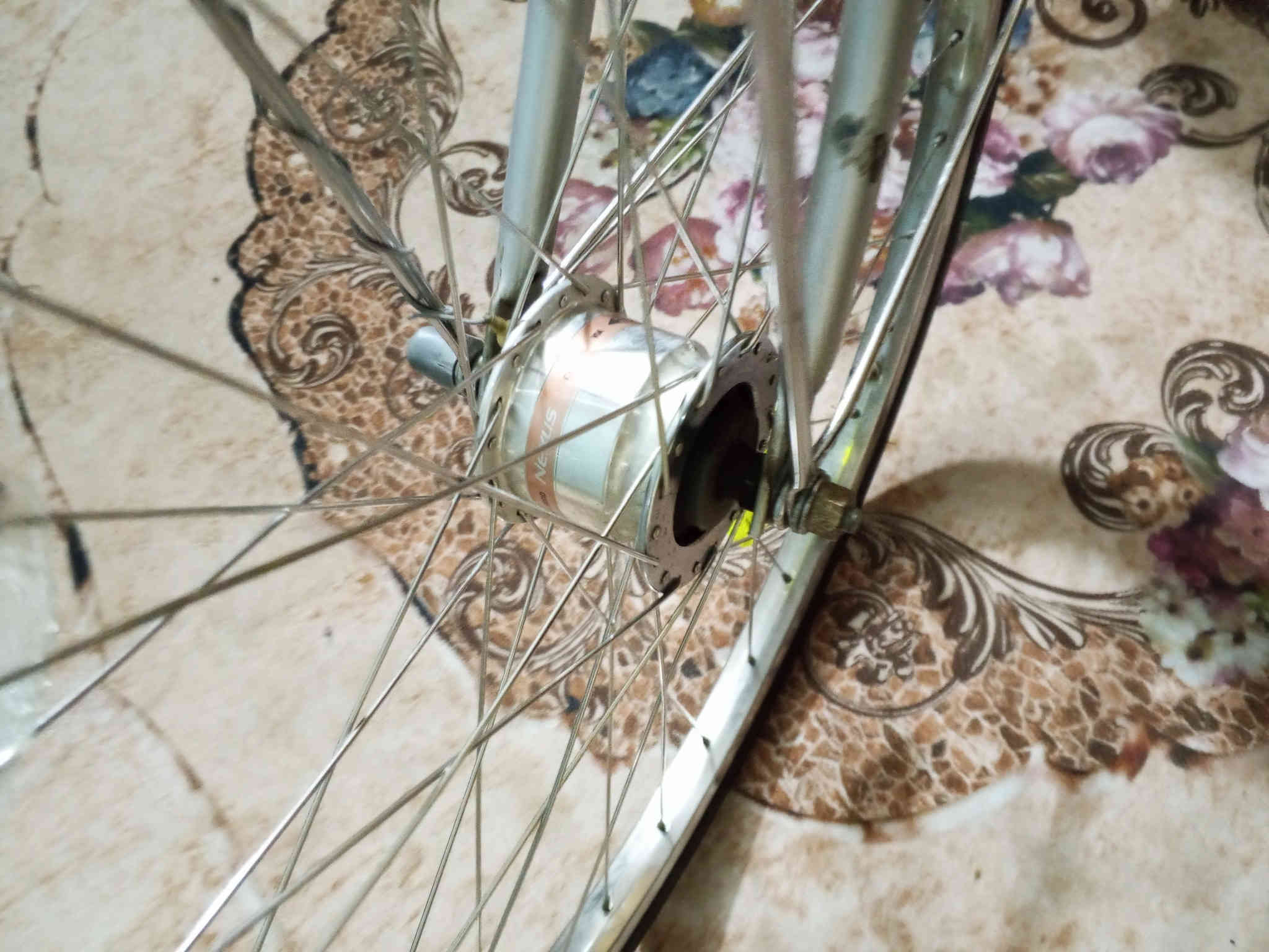 سلام وعليكم بايسكل بناتي للبيع كير وحساس مال حاويه كير داخلي 3 نمر وياله سل ستيل بي قفل خلفي وقفل امامي استيرن بايسكل حجم 26 كلشي شغال بي ربع متصرف عليه لون رصاصي السعر 135 وبي مجال للطيبين مكاني بغداد شهداء البياع الاتصال على الرقم *********** متواجد واتساب ومازنجر
