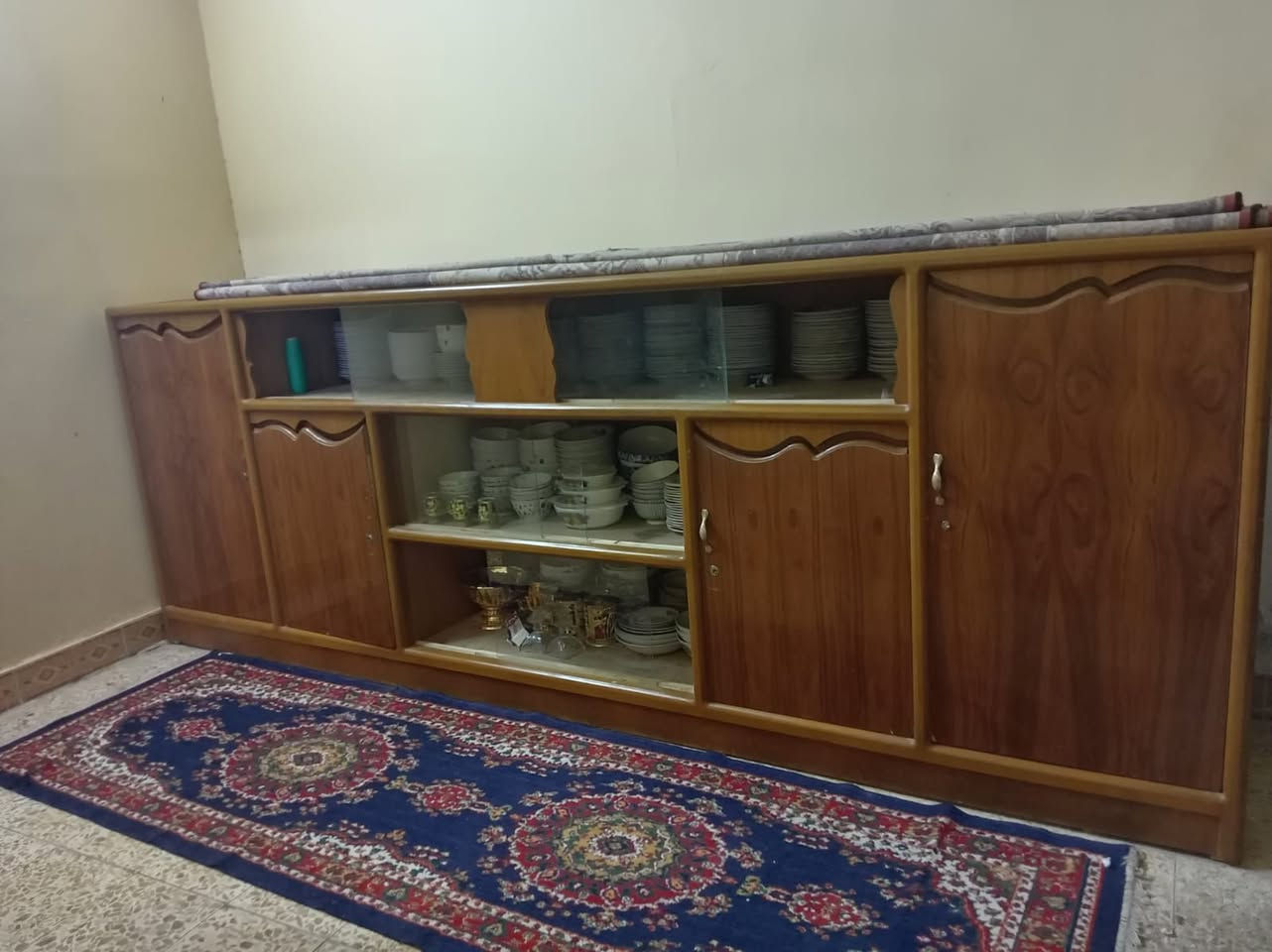سلام عليكم 
البوفيه والكنتور 400 سعرهن قفل ثنينهن .
العنوان الديوانيه حي الزهراء 
للاستفسار اتصال ع هذا لرقم ***********
