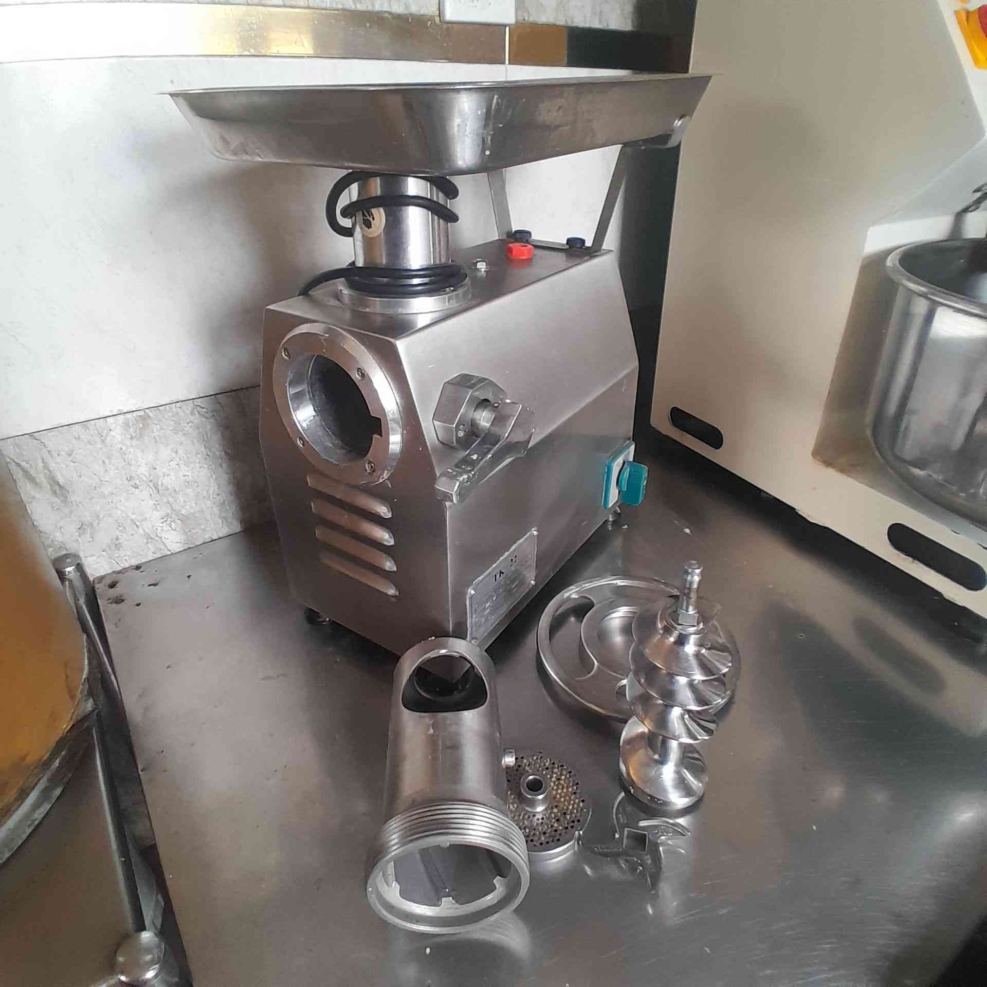 مثرامة حجم 22 نوع TK نظيفه جدا استخدام بسيط سعر 270 الف مكان بغداد للاتصال ***********
