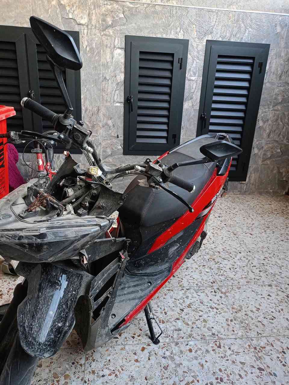 سلام عليكم
دراجة شحن للبيع 
بطارياتها منتهيات + الكفر الامامي متفلش
الكهربائيات كلهن شغالات + الشاشة مالتها موجودة بس انا جنت شالعها بلصورة ٫ العقل سليم
الماشة مال دراجة مصلحة 
الدراجا ملفها 2000W حقيقي وسرعتها 80 وبيها 3 نمر
عوزها بطاريات وكفر جديد
السعر 180 الف وبيه مجال بسيط
للتواصل ***********
