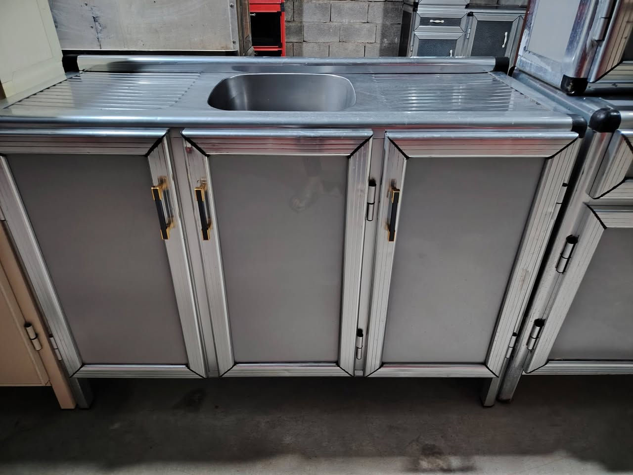 للبيع كاونتر قياس مترتين وسنك مترونص السعر خاص مراوس موجود
العنوان مغربه ب الشيشان الثانيه ب السايدين آخر ستداره التصال ***********
