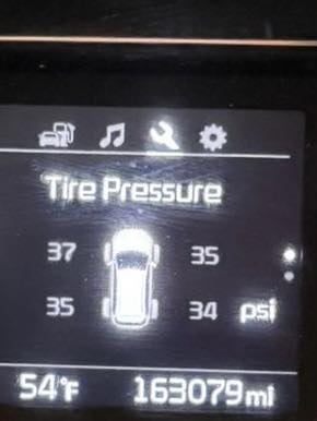 السلام عليكم كيا سورنتو رقم بغداد موديل 2016
مكينه 4 سلندر 7 راكب مواصفات نص فول 
ماشيه 163 الف كير  مكينه كفاله داخله العراق كلين تايتل بس بل عراق صار بيها صبغ بنيد اثر شخوط من كلشي مكفوله فقط البنيد صبغ رقم الشاصي بل منشور 
السعر 158$ ورقه مجال حك الجيه 
مكاني بغداد جديده الاتصال

‭0773 548 4352‬
