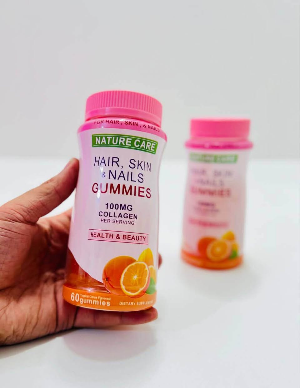 مكمل غذائي امريكي على شكل جيلاتين 🥹🫶 (Gummies) للعناية بالشعر والبشرة والأظافر من "Nature Care. 
يحتوي على الكولاجين، البيوتين
 وفيتامينات C و E
🩷⋆𐙚⋆🦢... 
يساعد في تعزيز نضارة البشرة، تقوية الأظافر، ودعم نمو شعر صحي.
الاستخدام : يُنصح عادةً بتناول قطعتين يوميًا، ويفضل مع الوجبات او قبل النوم 

 متوفرة بنكهات الفواكه الطبيعية فراولة برتقال توت 🍓🍊🍒
المنشأ ~ امريكا #الاصلي_100 

توجد توصيل لجميع المحافظات العراق 🇮🇶🚚🚕للحجز والاستفسار يرجى التواصل عبر الخاص 📩💌توجد لدينا عروض خاصة وخصومات وهدايا 🎁😍


**إذا كنت صاحب هذا الإعلان وتريد حذفه لأي سبب، رجاءا أرسل رسالة إلى الدعم الفني**