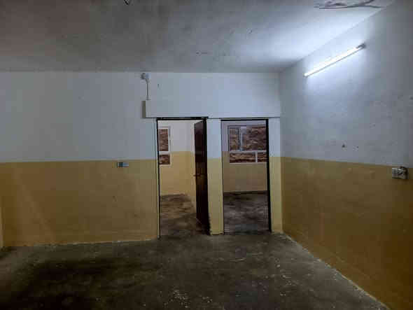 دار للأيجار مساحة 200مترفي حي المغرب خلف حمام اليرموك طابقين أربع غرف نوم وهول وصحيات في الطابق الثاني وغرفتين نوم وهول ومطبخ وصحيات واستقبال في الطابق الأرضي مكتب دار الأمين للعقار *********** ***********
