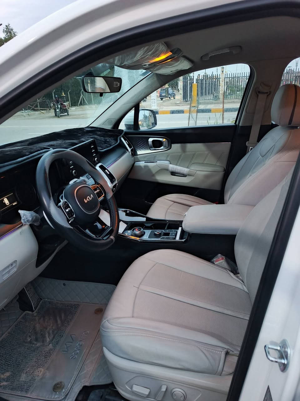 للبيع سورنتو 23 خليجي 6 سلندر اباسمي مكفولة من كل شيء ماشيه 40 الف كم مكان السياره الناصريه البطحاء السعر 293ورقه ترهم امراوس ابسورنتو 25  للاستفسار ت ***********
