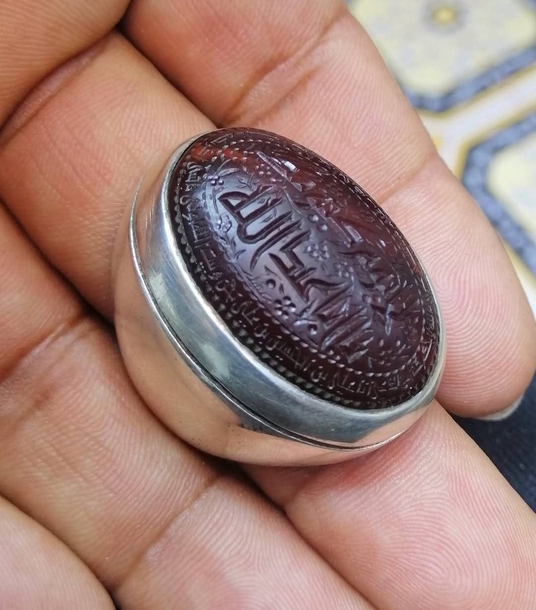 المميزون في نشرنا الباقون على عهدنا بأن ننشر لكم النوادر من الأحجار النفيسه التي يبحث الهوات عنها نقدم لكم جوهره من العقيق اليماني الكرزي الداكن خطت بانامل الاستاذ عقيل الكربلائي في شهر محرم الحرام ((لايوم كيومك ياأبا عبد الله)) السلام على الحسين وعلى علي ابن الحسين وعلى اولاد الحسين وعلى أصحاب الحسين للبيع على الخاص اوالاتصال على الرقم التالي ***********
