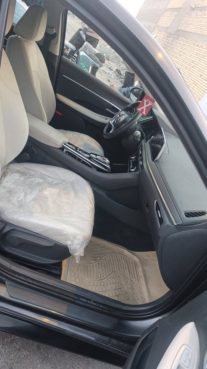 السلام عليكم 
سوناتا موديل ٢٣ وارد امريكي 
حادث خلفي بارد بدون ايرباك 
فول عدا فتحه ٥ رادار بصمه سايد بريك بصمه كير دكم 
محرك ٢٥٠٠ لون رمادي 
فقط حادث امريكا باقي ع وضع شركه 
ماشيه ٥٧ الف 
دسك تايرات بلاد من الوكاله 
رقم بصره معوقين معوقها مركز البصره وكاله عامه 
تواصل ***********
