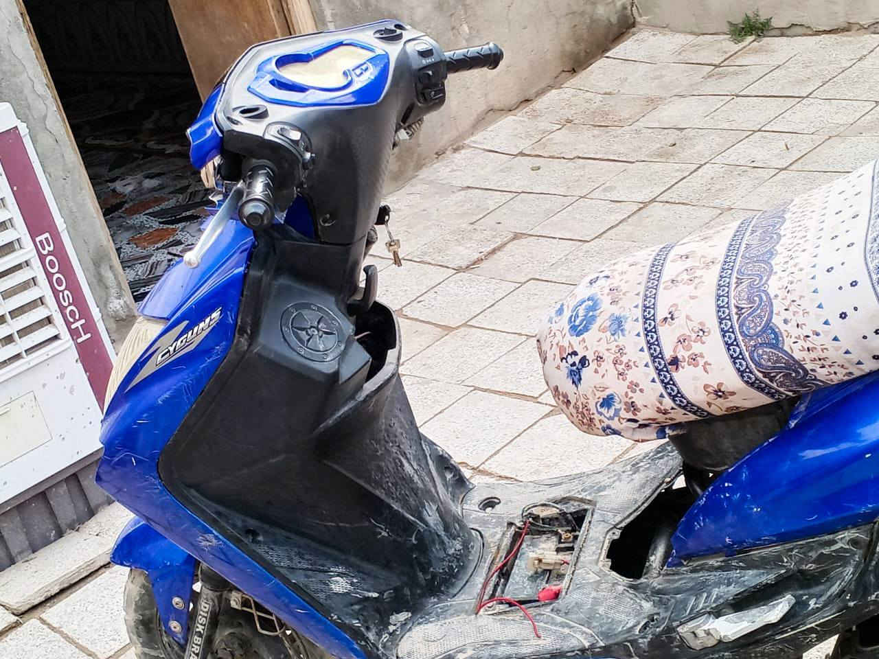 سلام عليكم دراجه ماكس ياباني للبيع كهربئيات كله شغاله 
بوشه 49بلادي  طك سلف ..بس وكفت بينه فجأه مانعرف عطله شنو نبيع كومه حديد  سعر 150 وبيه مجال حق جيه  رقم ***********  وتساب# مكاني كربلاء
