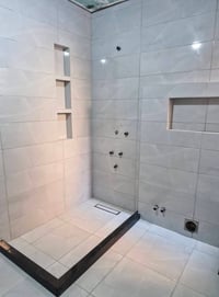 عليكم كاشي ومرمر بورسلين ولوح شغل درجه اولى رقم التواصل07747936104