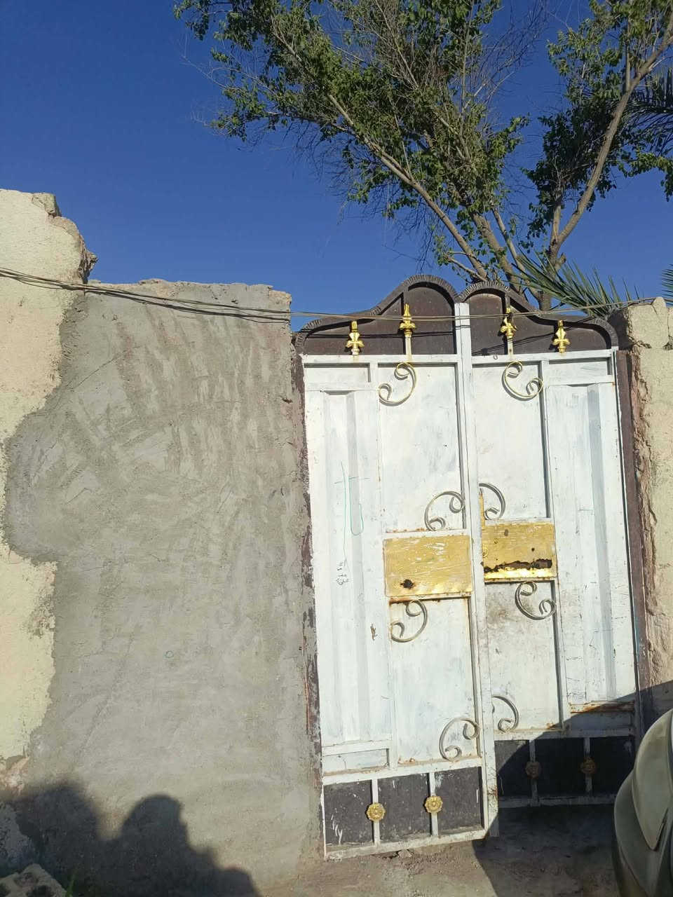 السلام عليكم بيت مساحه 220 متر والصب كونكريت بناء كلش قوي بيه مشتمل وحد وغرقه وصاله وحمام وتواليت وطارمه وخلفي لبيت حلو وسعره مناسب قريب ع الامام بعد 3كيلو متر فقط البيت سند 35 اصلاح زراعي عقد ومشمول بالطابو مكانه الموقع كربلاء مقابيل مدينه الزائرين فريحه مجاور جامعه فريحه السعر 25 وقابل للتفاوض رقم ***********

