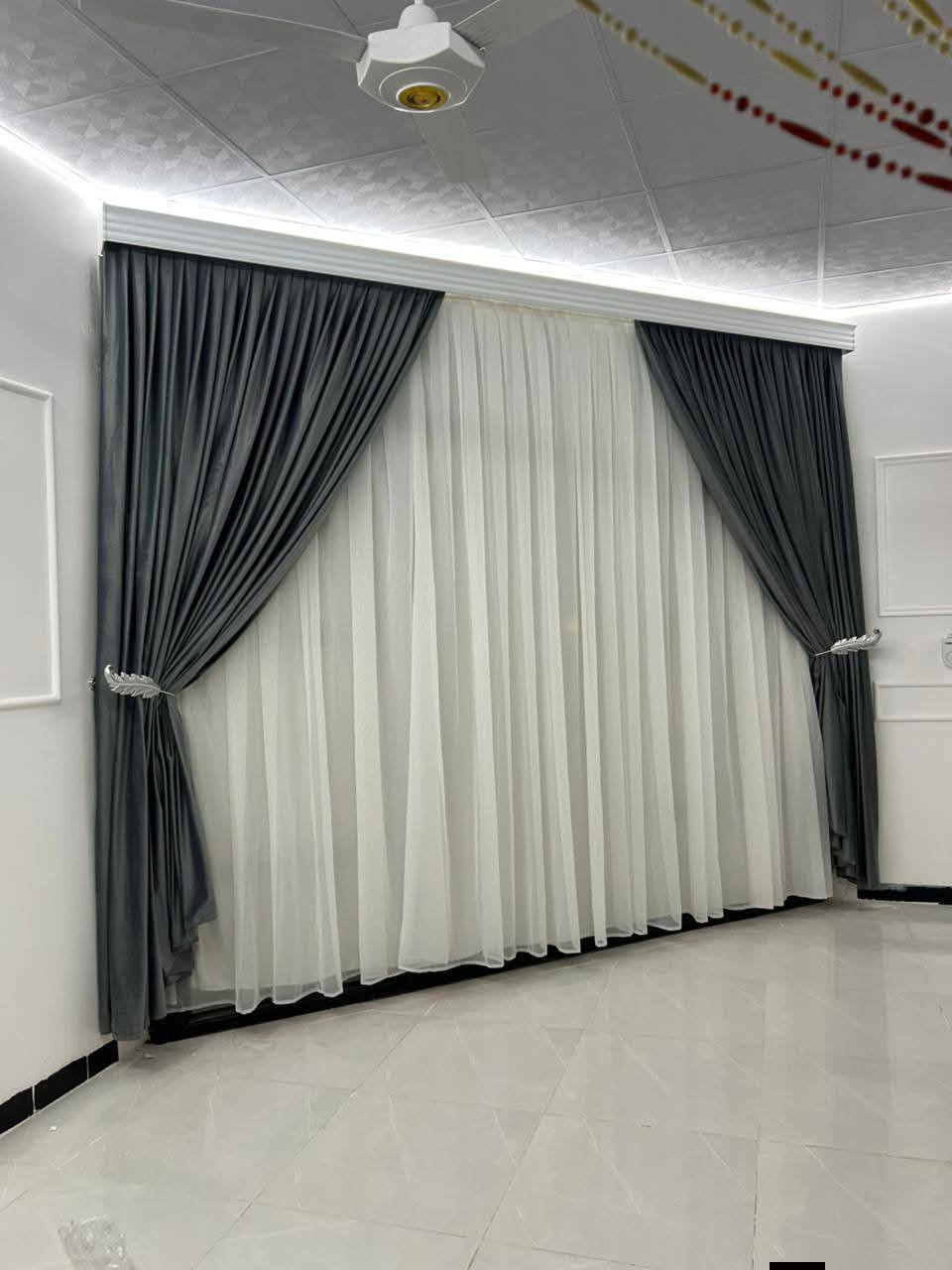 ستائر زكريا الخياط
قماش قديفه +بنر +كسسورات 
جميع الوان متوفر العرض 2.50/الرتفاع 3.00 
بس 95الف
العنوان شارع الاطباء مجاور صباح العكيدي 
للستفسار التصال ع رقم أو مراسله خاص 
***********/***********
