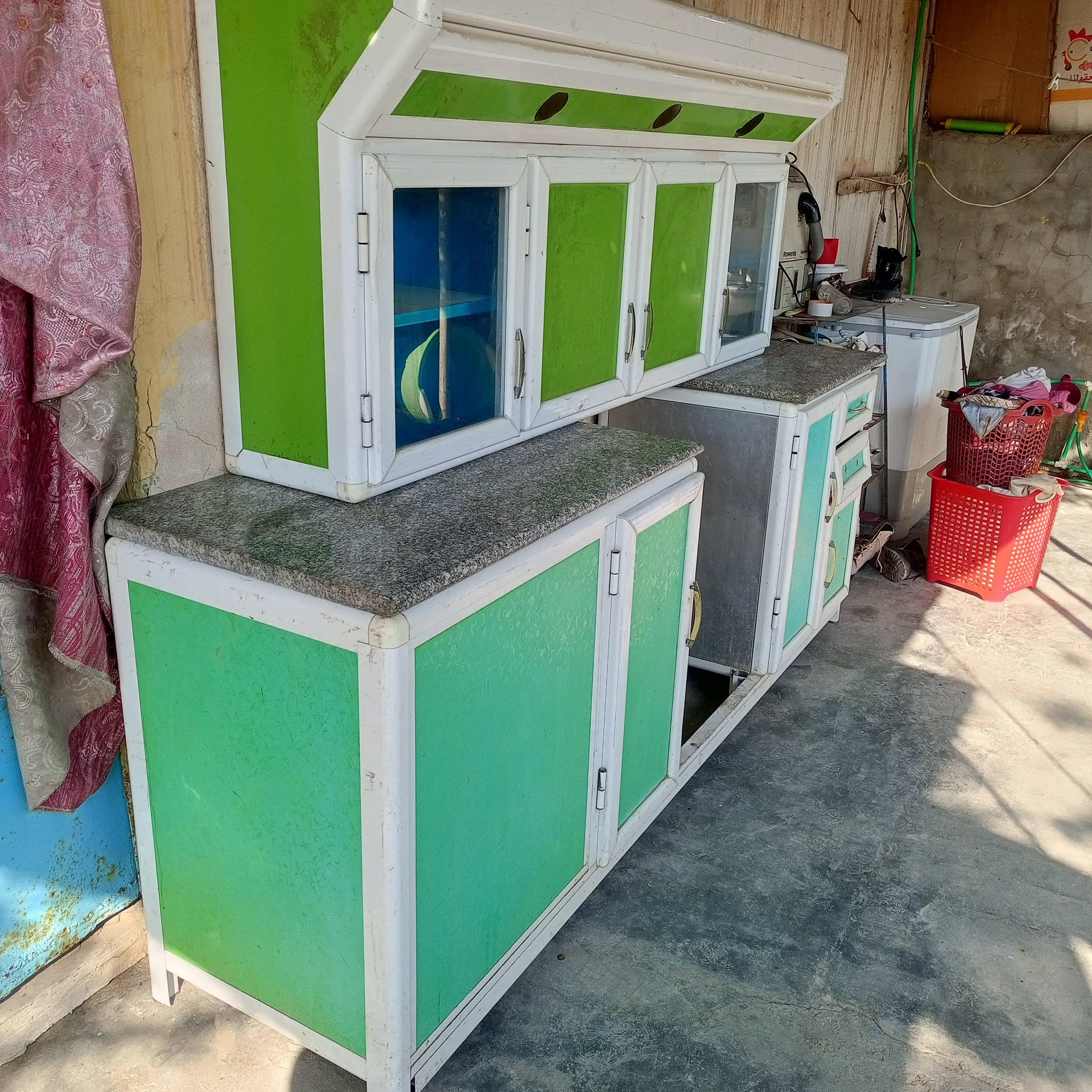 كاونتر قطعتين مرمر قطعه جوه مترين ونص بلنص مكان طباخ ابو اربع عيون وقطعه فوك تتعلك مترين نضيف من داخل ومن جوه السعر ( ٢٠٠ ) الف وبي مجال مكان بصره ( *********** ) ( *********** ) بدون سنك
