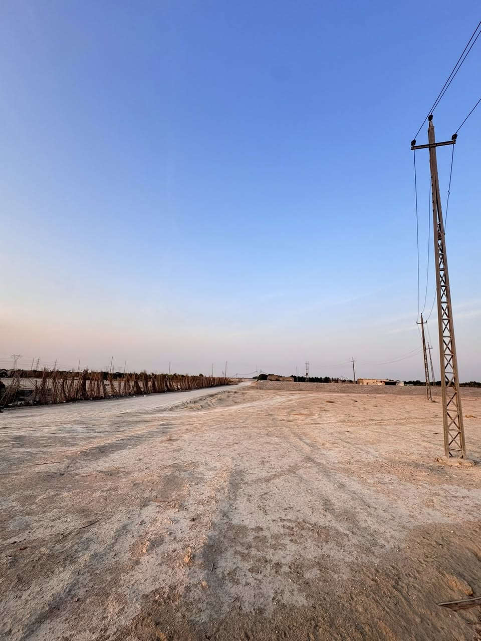 سلام عليكم دونم للبيع  شارع خور الزبير مقابل سنتر الفضل نزله 800 متر شارعه 15 بوجه شارع يصير ماخذ ركن السعر 17 مع مجال بسيط …اتصال ***********
