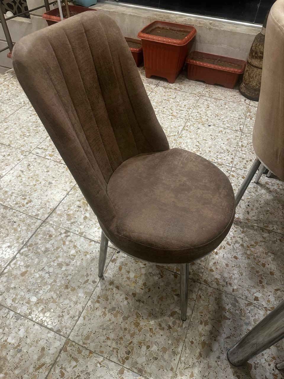 ميز للبيع  ب100 مكانه حي تونس قرب جامع القران الكريم للاستفسار اتصلو ع رقم واتساب ‭0786 058 3660‬
