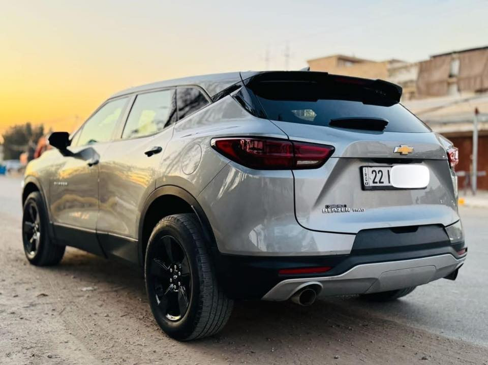 السلام عليكم 
Blazer 23 
رقم اربيل مسجل ب اسمي 
حادث كما موضح بلصورة خفيف جداً
موجود سونار 
داخل جلد 
معروف مواصفاتها 
تشغيل عن بعد 
بصمة 
وضعيات قيادة متعددة
رادار امامي 
ويل اسود 
السيارة جديدة مناقصها اي شي 
مكان السيارة بغداد الكرخ 

*********** واتساب
