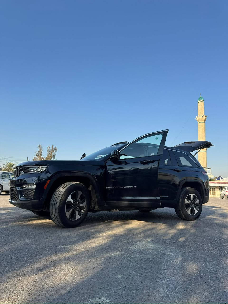 لسلام عليكم 
جيب كراند شيروكي 4Xeهايبرد+ بانزين + شحن  وارد امريكي 2024 
 بدون ايرباك 
الحادث چاملغ ايسر وطرف البنيد وچاملغ عكس السايق انطخ بالنقل وهم انصبغ ع كده
صور امريكا موجوده
🔴 حساسات خلفية
🔴 ‏‎حساسات جانبيه بالمري
🔴 خمسة راكب 
🔴 رادار 360 درجة 
🔴  تحديد مسار 
🔴 حساسات خلفية امامية 
🔴  تبريد قطعتين 
🔴 ️خمس انضمة قيادة 
🔴 بانوراما 
🔴 دفع رباعي. 
🔴 كير ماوس مع وضعيات القياده المختلفه للجبال والطرق الوعره والرمال والطين
🔴 شفتات ستيرن 
🔴 هاند بريك بصمه 
🔴 ️مقود جلد + تدفئة 
🔴 شفتات ستيرن
مواصفات 
1️⃣ لايتات لد 
2️⃣ هيترات في الكشن 
3️⃣ شاشات دجتل 
4️⃣ كراسي خزن ميموري  
5️⃣ سستم صوت ALPINEو دمام خلفي بلادي 
6️⃣ تشغيل عن بعد
7️⃣ نظام محاكاة العجلة الذكي 
8️⃣ نظام ملاحة 
9️⃣ نظام قيادة ذاتية بريك امامي خلفي اوتو (توقف ذاتي عند السهو)
🔟داخل مميز لون بيجي 
السعر 33000وبيها مجال 
ماشيه ١٢ الف
رقم بغداد
موجوده بغداد / العامريه
للتواصل 
***********
