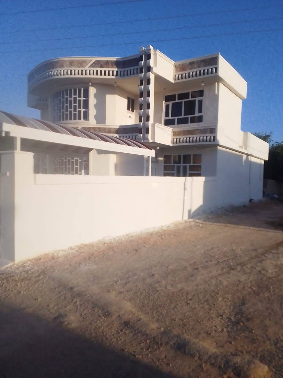 دار للبيع مساحه ٤٥٠متر ركن فول مواصفات ديوان مطبخ كراج حديقه 
٤غرف نوم الانبار حديثه حي العسكري 
لمعرفه السعر
78045460550
***********
***********
