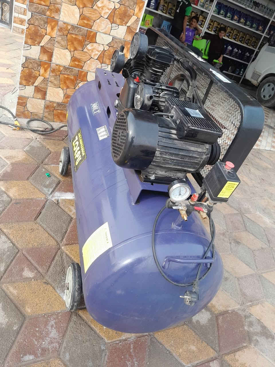 سلام عليكم
كمبريسر للبيع مستخدمه قليل بعدهي جديده 
العنوان الرمادي الصوفيه البربيع قرب جامع المتقين 
***********
