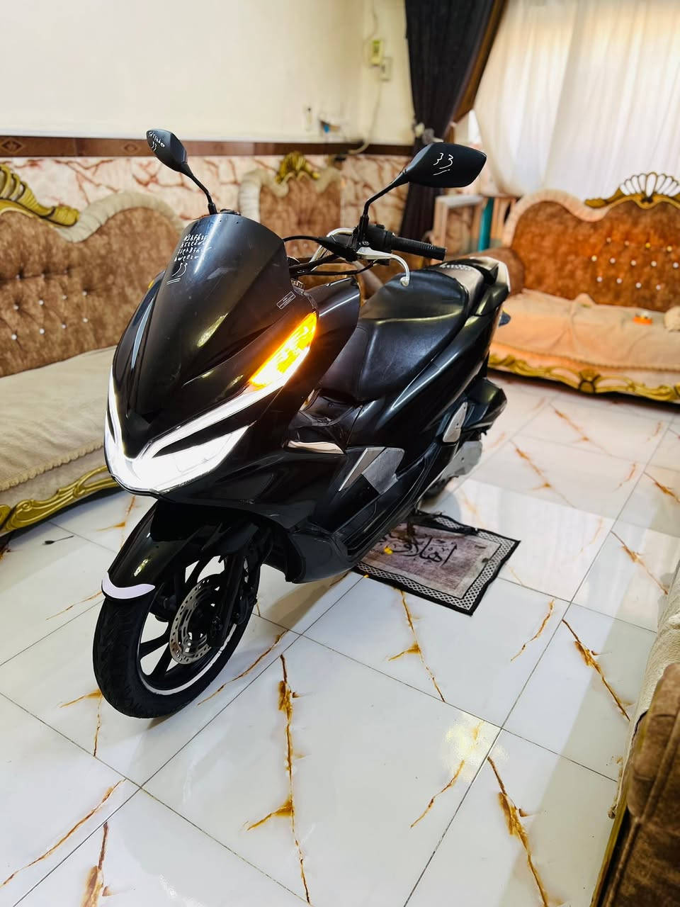 السلام عليكم دراجه pcx جيل الثالث ياباني  مكينه 150  دراجه مكفوله كفاله عامه مال رمبه حساس ازدحام حساس ستان تتدفئة بل يدات لد أمام لد خلفي مكينه برغي ممفتوح بيه شلعه معدل فول مال جناي دراجه تتعب تكول جديده ماشيه 35 حقيقي على ايدي كتلوكات الرمبه بيه السعر مليون 900  وبيه مجال العنوان بغداد الهاتف *********** اتصل وبيك خير ودلل
