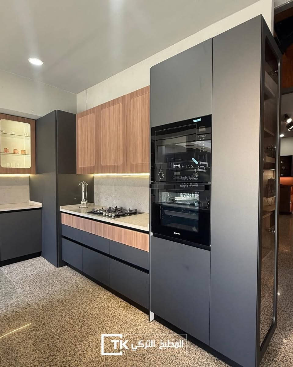 📍 الحلة - شارع 60 مجاور هوم سنتر 
📞 ***********8
_______________________

كل تفصيلة بهذا المطبخ تحكي عن الذوق الرفيع 💫
ألوان متناغمة تجمع بين الخشب والمطفي الرمادي، وتصميم عصري يخلي الطبخ متعة مو واجب ✨
من تنسيق الإضاءة لحد الخزائن الزجاجية، كلشي معمول بإتقان يعبر عن فخامة المطبخ التركي 🇹🇷
