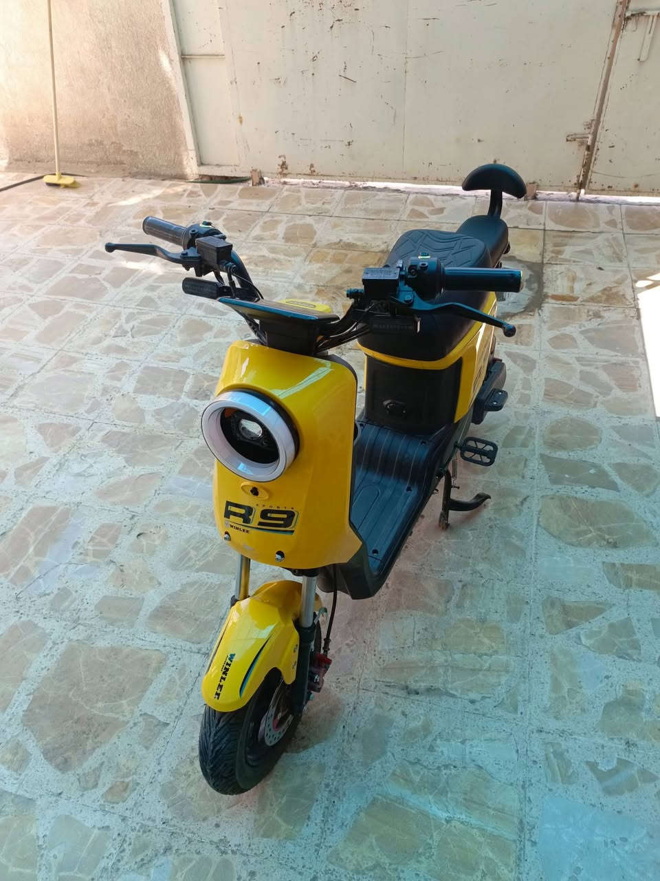 السلام عليكم ورحمة الله وبركاته.
دراجة شحن 🔋⚡  R9 للبيع موديل 2025 أخت الجديدة 
كلشي شغال بيها 🔋بطاريات عدد 5 . سرعة 109 نمرة عدد 4 السعر خاص للاستفسار الاتصال على الرقم *********** متواجد ماسنجر واتساب
