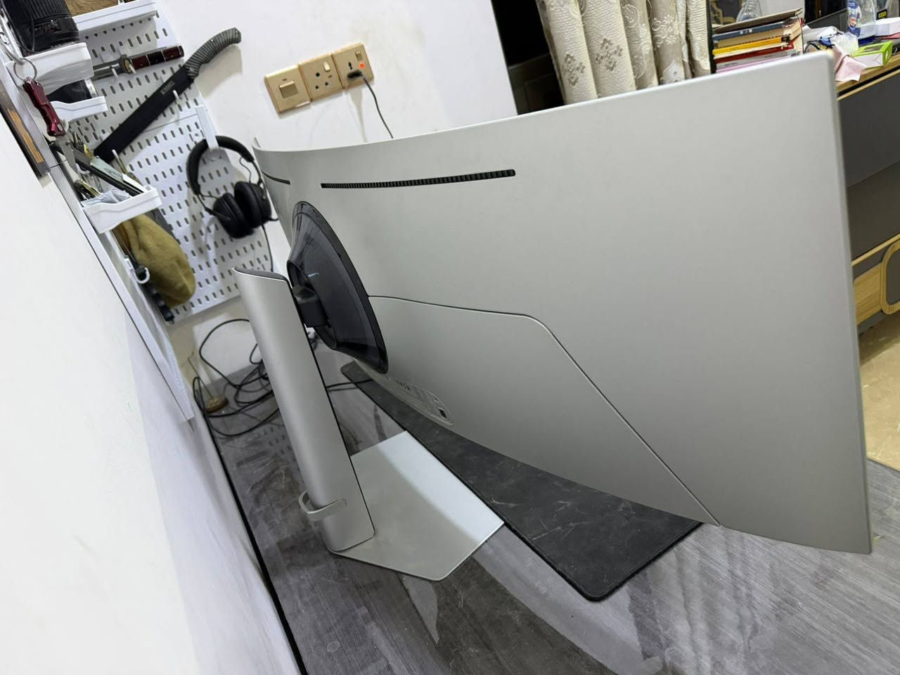 للبيع شاشة Samsung Odyssey OLED G9 G93SC قياس 49 بوصة، OLED، دقة 5120×1440، تردد 240Hz، استجابة 0.03ms، تدعم G-SYNC وFreeSync Premium Pro، بحالة ممتازة 

تفاصيل اكثر 👇🏻

- الحجم: 49 
- نوع الشاشة: OLED
- الدقة: Dual QHD (5120×1440)
- معدل التحديث: 240Hz
- زمن الاستجابة: 0.03ms GTG
- نسبة العرض: 32:9 (تعادل شاشتين QHD جنب بعض)
- انحناء الشاشة: 1800R
- HDR: DisplayHDR True Black 400
- تدعم AMD FreeSync Premium Pro
- متوافقة مع NVIDIA G-SYNC
- ألوان 1 مليار لون تقريباً
- تغطية ألوان DCI-P3 بنسبة 99%
- منافذ: DisplayPort 1.4 + HDMI 2.1 + Micro HDMI 2.1 + USB Hub
- تدعم Picture-in-Picture (PIP)
- تدعم Picture-by-Picture (PBP)

الحالة: مستعملة استعمال خفيف وبحالة ممتازة.
السعر المطلوب: 1,375,000 دينار عراقي قابل للتفاوض بالمعقول.
***********
