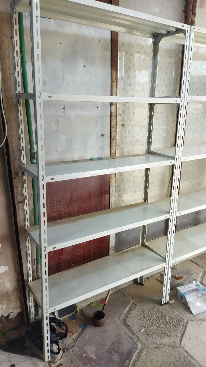 رفوف للبيع 
السكه حديد والتعلاكه حديد الرف خشب ابلوك امفصل ع عرض 30سم طول الرف الواحد 13متر 
والحديد ارتفاع مترين والعرض متر 5قواطع صارن عله اب725
قيم بل يرضي الله وخذهن ***********
