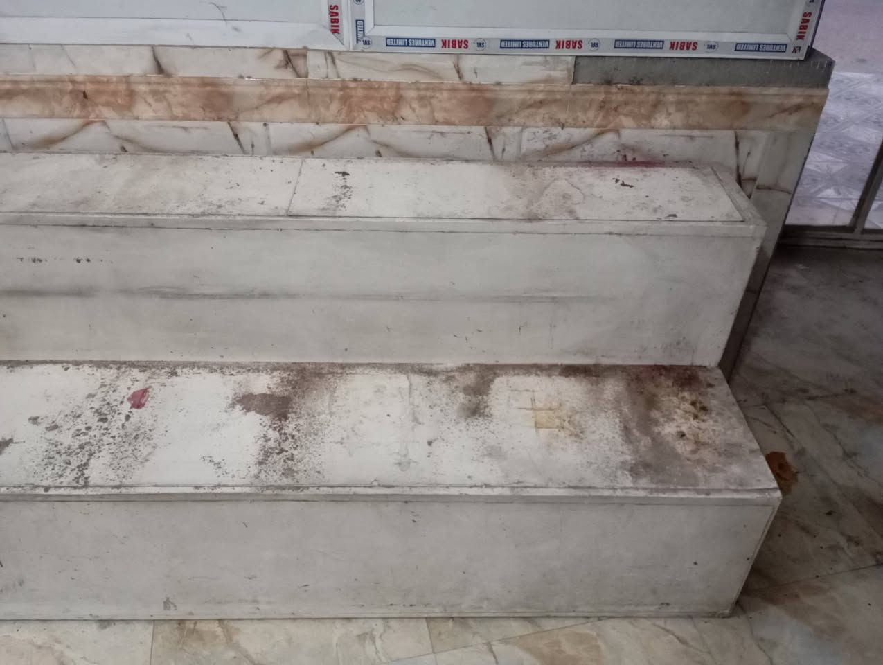 السلام عليكم للبيع ميز حديد مستعمل طول4م وارتفاع80سم بايتين للاتصال***********
