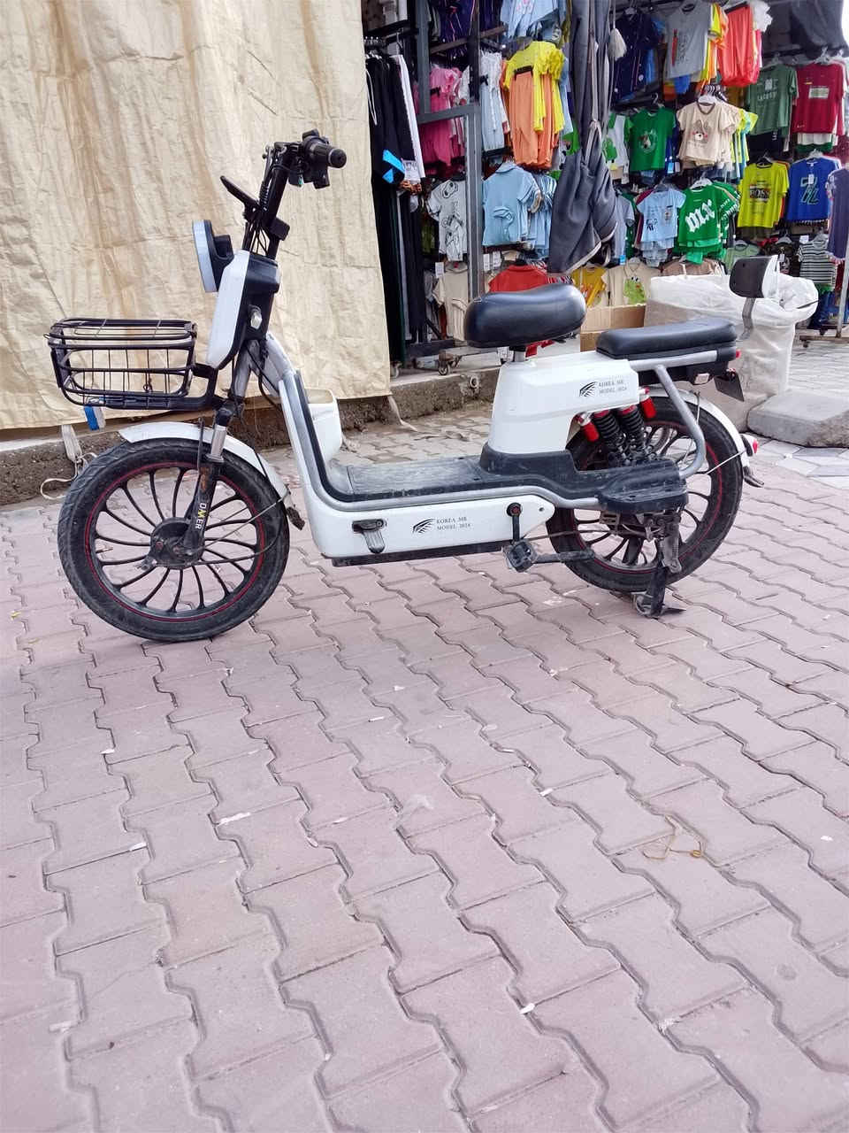 سلام عليكم دراجه شحن للبيع موديل 24
مواصفاتها 
تشغيل بصمه 
مثبت سرعه 
5 بطاريات جدد
بصمات 2
شاحنه جديده 
كهربائيلت شغاله كلها 
السعر 340
هاتف ***********
ديالى /بعقوبه/ التحرير
