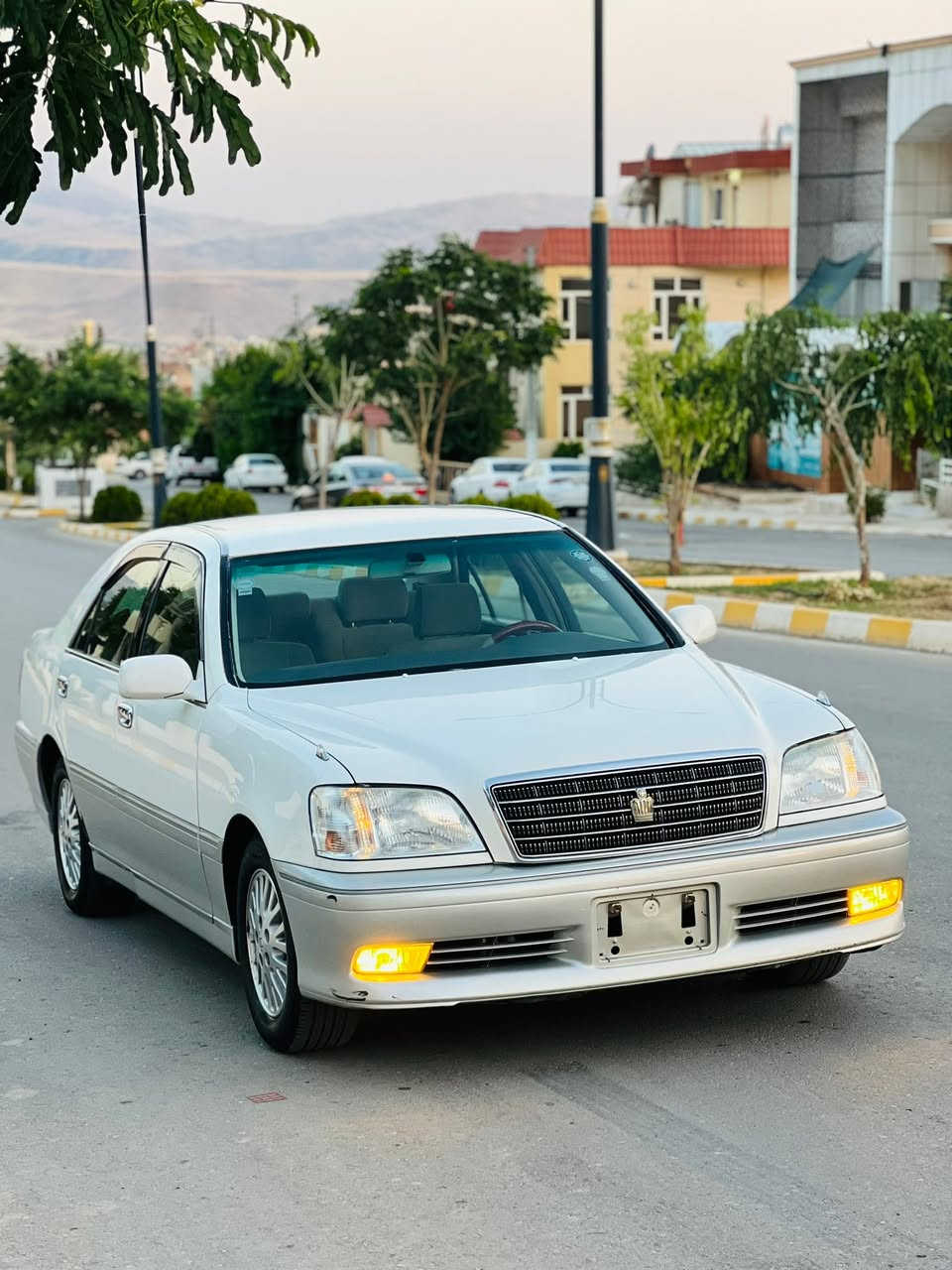 ماشلا نمونه ى سه ياره يه تاقانه له جوانى
بئ ده عمو زه ربه سه ياره كه نمونه ى نيه 
ناوزه رد 
مه كينه ديفؤر بچوك 
بئچالو شوخت 
٤تابه و ويلى سفر تازه بؤى به ستراوه
ده عامى بؤده عامى به شه رت 
ته نها٢پارچه ى بؤياخه 
كامل مه سروفكراوه بئمه سروفه ته نانه ت رؤنه كه يشى تازه يه 
كامل عه شياى سنوق 
ته بريد ساردو گه رم. 
بؤزانينى نرخ 
***********
