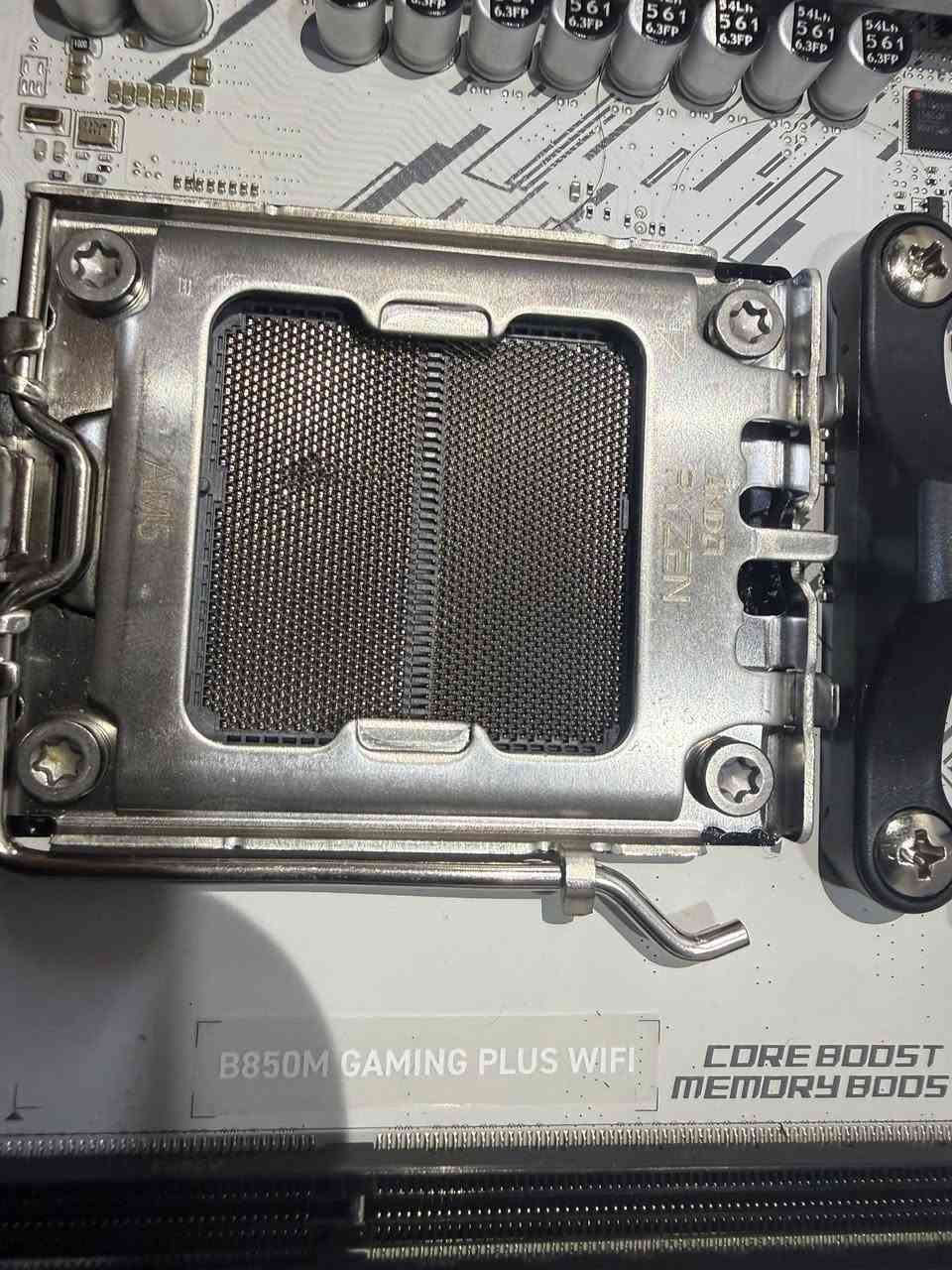 السلام عليكم نظام البيع فحم مذربورد جديد لكن البنات معوجات ادفع سعر باليرضي الله 
وبالعافية عليك

إليك أبرز مواصفاتها ومميزاتها:
نوع المقبس: تدعم معالجات AMD Ryzen 9000/8000/7000 بمقبس AM5. 
الذاكرة: تدعم تقنية DDR5 لسرعات عالية. 
التوصيل: تأتي مزودة بتقنية WiFi 7 لاتصال لاسلكي سريع، بالإضافة إلى LAN بسرعة 5G. 
الرسومات والتخزين: تدعم PCIe 5.0 لكل من بطاقات الرسومات وذاكرة NVMe لسرعات نقل بيانات فائقة


**إذا كنت صاحب هذا الإعلان وتريد حذفه لأي سبب، رجاءا أرسل رسالة إلى الدعم الفني**