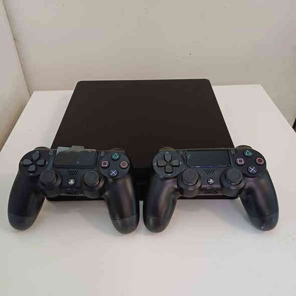 بلي ٤ سلم مهكر نضيف جدا 
هارد 500 كيكا مستعمل قليل 
ملحقات كاملة كارتونة وكيبلات 
وجوستكات عدد ٢ كوبي 
مع ١٢ لعبة مخزونة 
السعر 270 الف 
 مكاني بغداد الحرية الاولى 
استفسار واتساب : *********** بغداد
