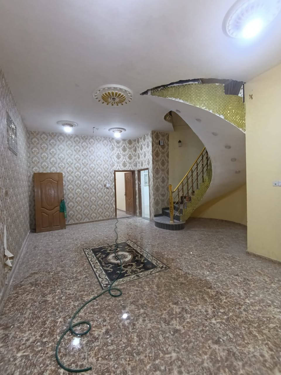 دار للبيع شارع الصقر شارع بيت منهل 
بيت مساحته 180متر بناء طابوق  بناء شخصي غرفه  وحده جبيره وصاله وديوانيه ومطبخ  وتواليت داخلي وخارجي

 السعر 90وبي مجال 
للستفسار، ***********
