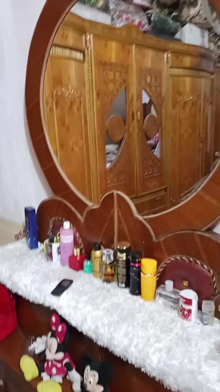 سلام عليكم عندي غرفه البيع مكاني السياحي الحصين هاذه رقم ***********
