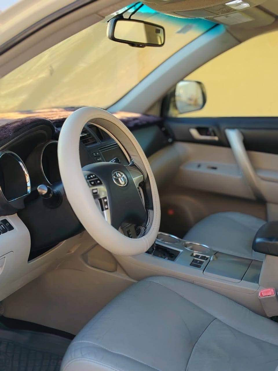 السلام عليكم 
✅محرك V6 3500 بلادي مامفتوح لا راجز ولا تنقيص.
✅كير  و حداديه بلادي وبدون اي نقص. 
✅طخم تاير جديد. 
المسافة المقطوعة 148000mile.
صبغ قطعتين : الجاملغ الايمن الامام تبديل و البنيد صبغ فقط.
المواصفات فول عدا البصمة : 
فتحة،شاشة بلادي،سماعاتJBL،كشنات جلد،ثلاث قطع تبريد،تدفئة كشنات،تحكم ستيرن جهتين،7 راكب،جنطة كهرباء وشفط،مثبت سرعة.

ملاحظة: 
السيارة مال جناي والصيانة عند وكيل تويوتا المبدع في الفلوجة. القائم, الأنبار


**إذا كنت صاحب هذا الإعلان وتريد حذفه لأي سبب، رجاءا أرسل رسالة إلى الدعم الفني**