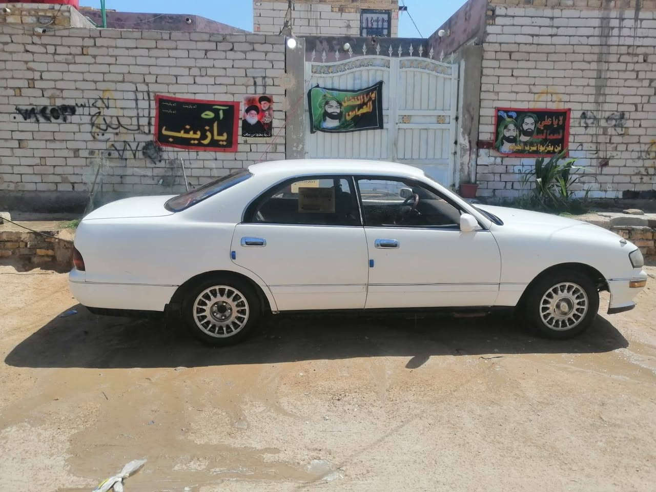 السلام عليكم اخوان سياره للبيع بطه موديل 92 سعر السياره 23 وبيها مجال سياره مشروع وطني مكان السياره نجف رقم الهاتف***********
