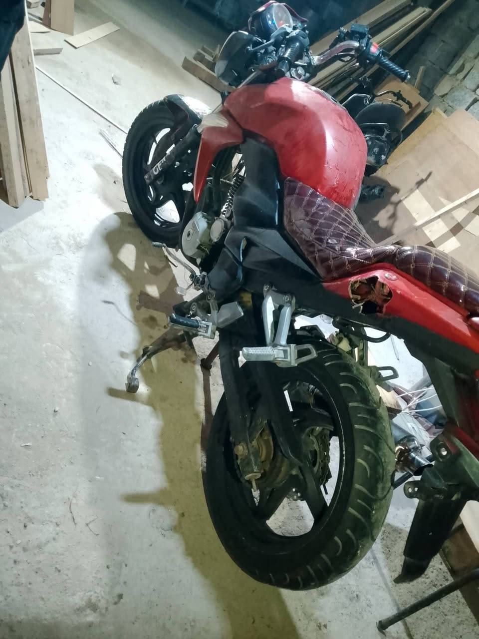 السَلٱمٌ عـَلـْيگمّ-ۈرحـْمّـٌة ٱللـّہ ﯙبُرگـّاتہ
دراجه سايم بطحه مكينه امتي ار
سلف هندر شغال 
كفراتها كدامك نضيفات 
تايراتها جدد 
نقصها بريك خلفي فقط يعني دوسه مال رجل ماكو ولايت حترك
 دراجه شوف العين مال دبغ وين ماتريد روح 
بيها صالنصه جعره حلـِۈۋ‏وھّ حيل وتفصل
بيع او مراوس  سعرها 350 وبيها مجال الخاص مفتوح
وهذا رقمي ‏‪  ***********‬‏ ## ***********
